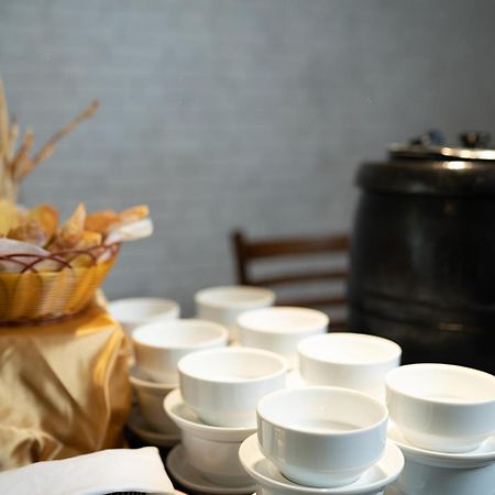 Good Wood Airport Hotel 卡图纳耶克 外观 照片
