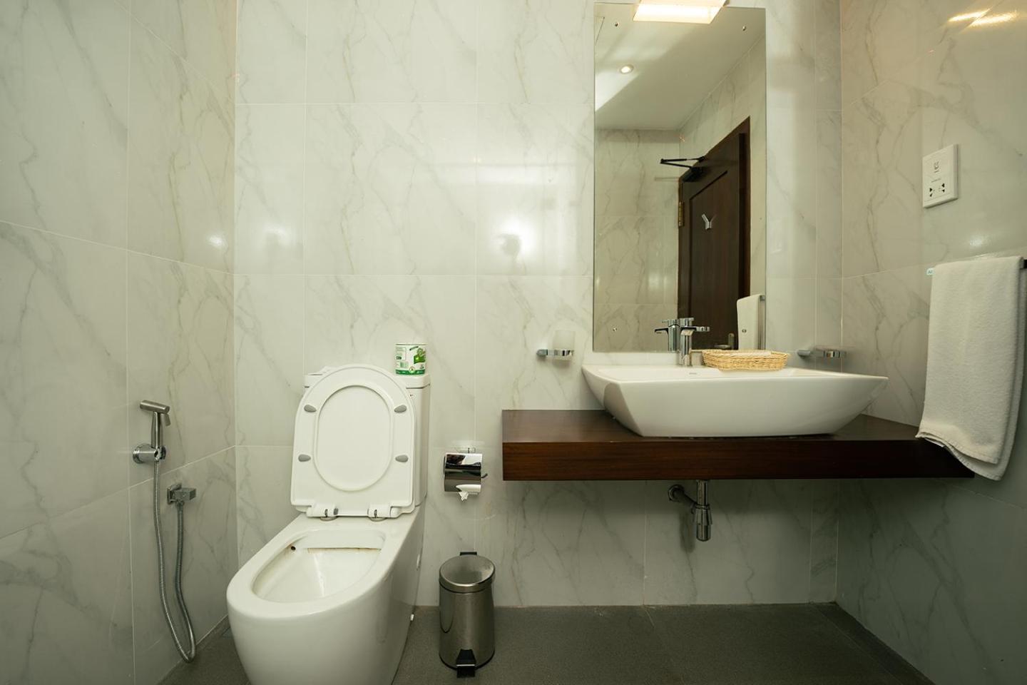 Good Wood Airport Hotel 卡图纳耶克 外观 照片