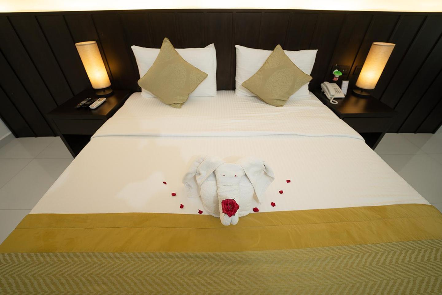Good Wood Airport Hotel 卡图纳耶克 外观 照片